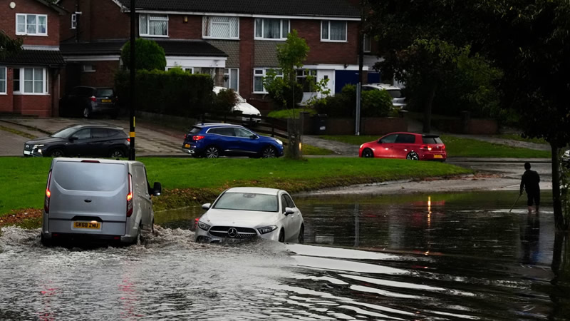İngiltere’de Şiddetli Yağış Uyarısı: Bir Günde Bir Aylık Yağmur Bekleniyor