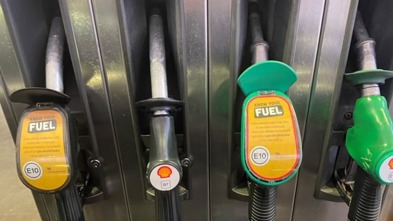 İngiltere’de Akaryakıt Fiyatları Üç Yılın En Düşük Seviyesine Geriledi