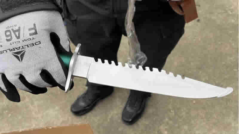 İngiltere’de Bir Toptancı 35 Bin Zombi Bıçağı Polise Teslim Etti