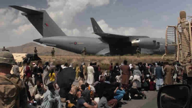 Kabil’den Tahliye Edilen Afgan Aileye, 13 Yaşındaki Oğullarına Katılmak İçin İngiltere Vizesi Verilmedi