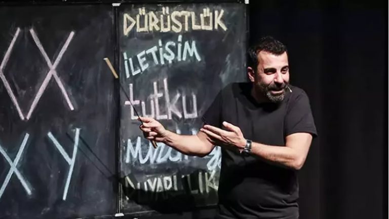 Emre Karayel’in Tek Kişilik Komedi Oyunu ‘Erkek Aklı’ Londra’da