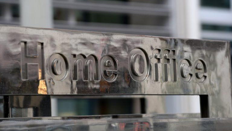 İngiltere’de Uzun Süredir İkamet Edenler eVisa Sistemi Nedeniyle Endişeli