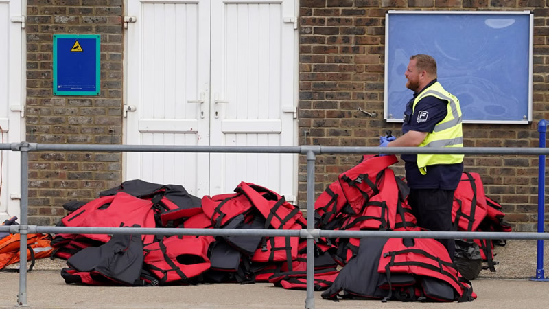 Manş Denizi’nde Batan Göçmen Teknesindeki Bebek Hayatını Kaybetti