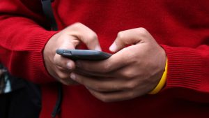 İngiltere’de 14 Yaşına Kadar Akıllı Telefon Yasağı Tartışmaları Hız Kazanıyor