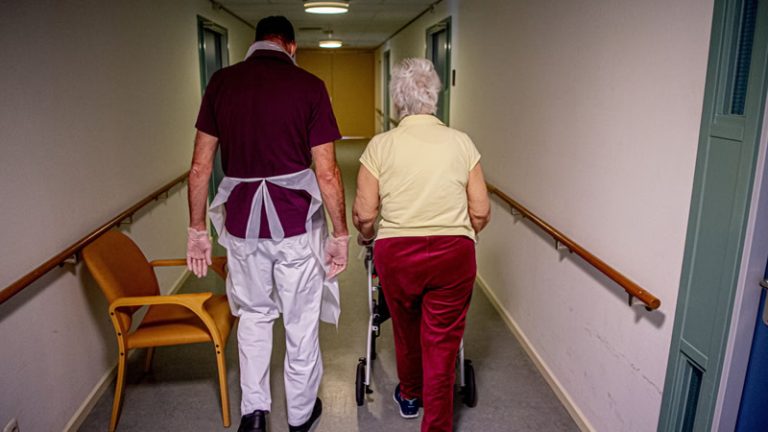 İngiltere’de Erkek Bakım Çalışanlarının Sayısı Rekor Seviyeye Ulaştı