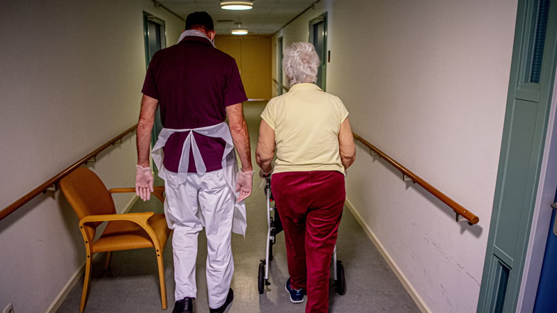 İngiltere’de Erkek Bakım Çalışanlarının Sayısı Rekor Seviyeye Ulaştı