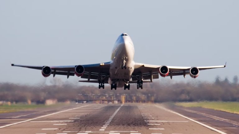 İngiltere’den Sınır Dışı Edilecek Kişi Pil Yutunca Uçuş İptal Edildi