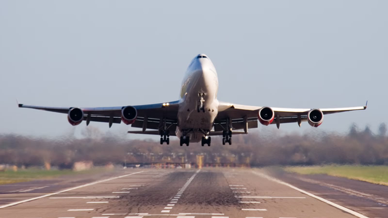 İngiltere’den Sınır Dışı Edilecek Kişi Pil Yutunca Uçuş İptal Edildi