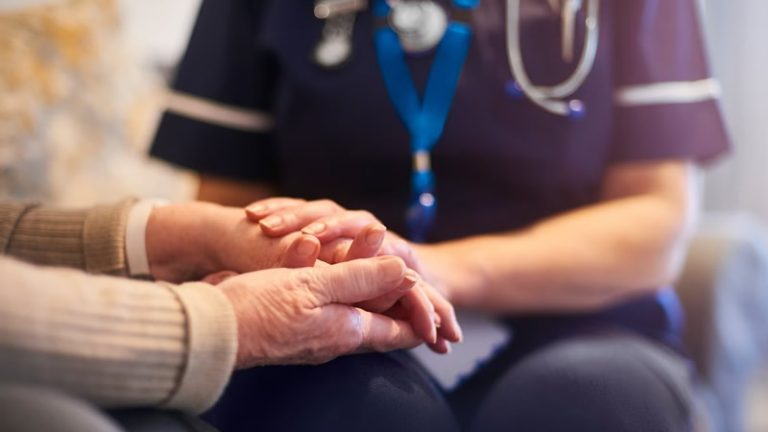 Çalışma Yasası İhlallerine Rağmen 200 İngiliz Bakım Şirketine Lisans Verildi