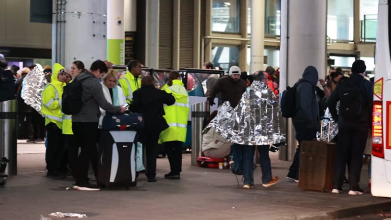 Gatwick Havalimanı Güney Terminali Tahliye Edildikten Sonra Yeniden Açıldı