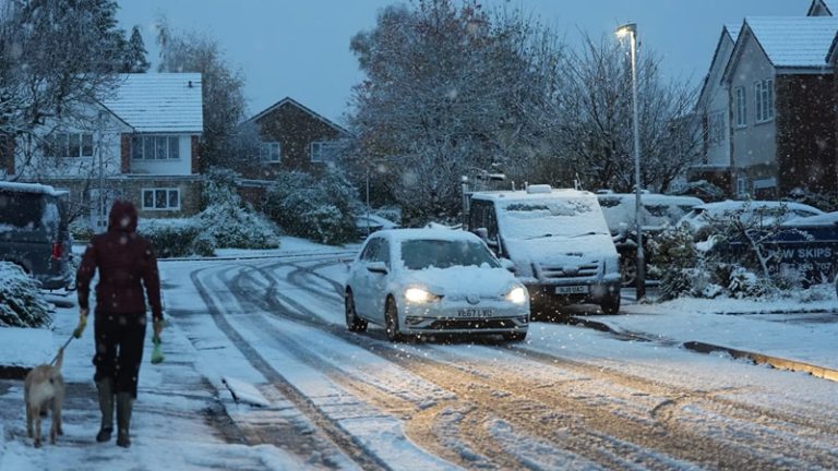 Birleşik Krallık’ta Kar, Okulların Tatil Edilmesine ve Seyahat Aksaklıklarına Yol Açtı