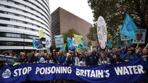 Londra’da Binlerce Kişi Temiz Su İçin Sokaklara Çıktı