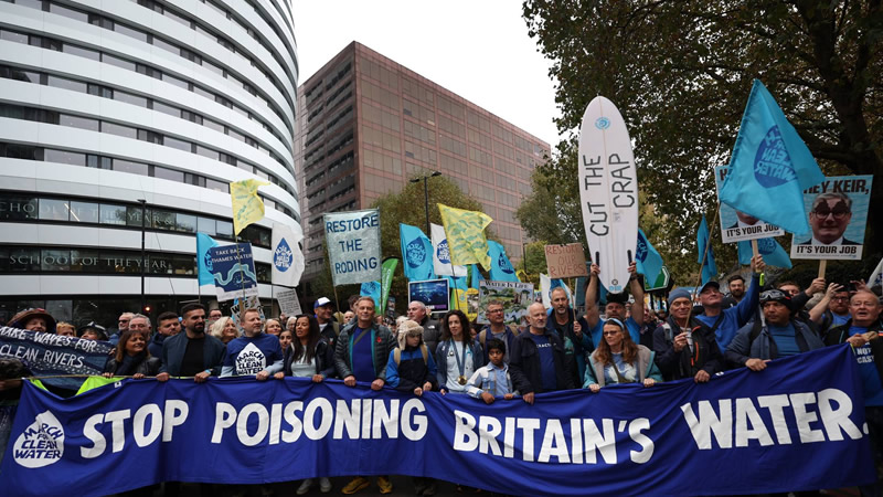 Londra’da Binlerce Kişi Temiz Su İçin Sokaklara Çıktı