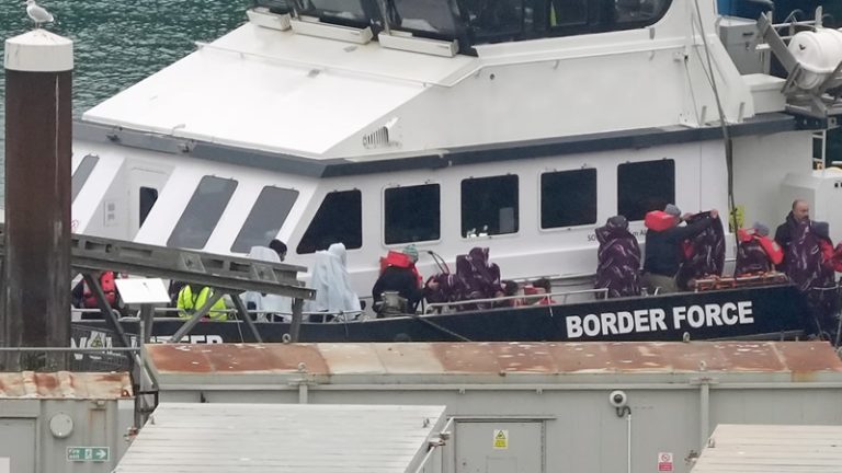 2025 Yılında İngiltere’ye 41 Bini Aşkın Düzensiz Göçmen Ulaştı