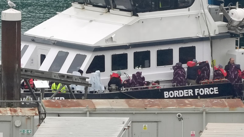 Manş Denizi’nde 572 Göçmeni Taşıyan 9 Tekne Durduruldu