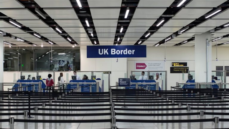 AB Vatandaşları İngiltere Sınırında Zorluk Yaşamaya Devam Ediyor