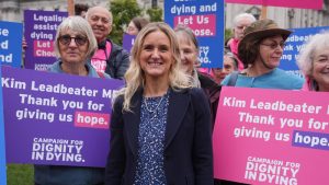 İngiltere’de Destekli Ölüm Yasası Güvence Vaatleriyle Tartışılıyor