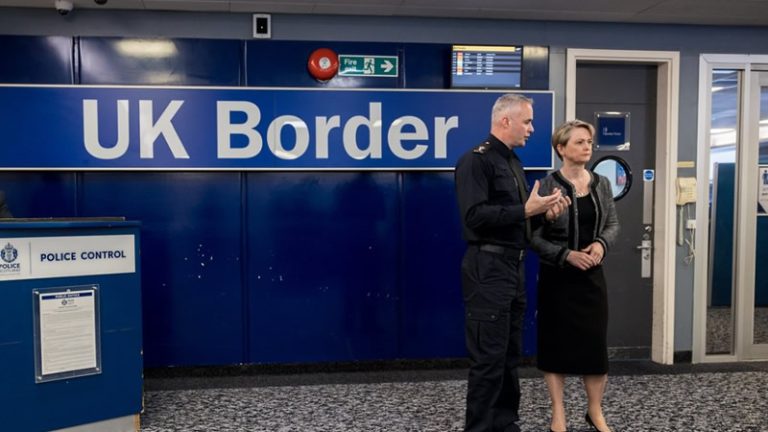 İngiltere, Suriyeliler İçin Sığınma Başvurularını Yeniden Başlattı