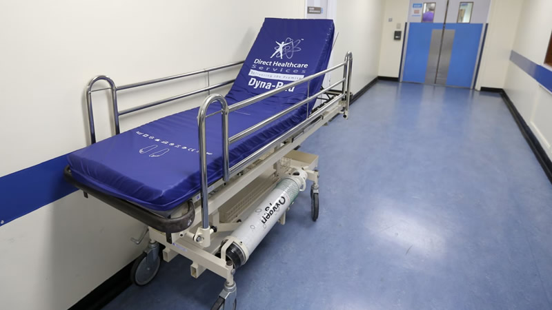 İngiltere’de Acil Serviste 52 Saat Bekleyen Yaşlı Hasta Hayatını Kaybetti