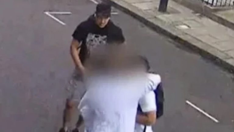 İngiltere’de Yaşlı Adam Hırsızları Kebap Paketiyle Savuşturdu