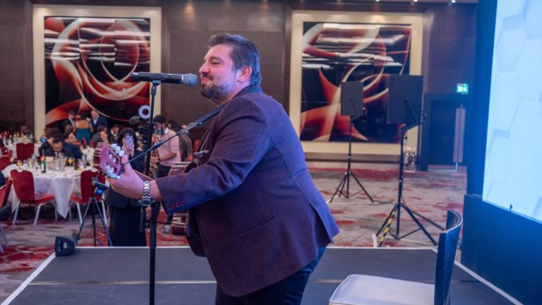 Londra’da Muhteşem Galada Mustafa Akay Rüzgarı