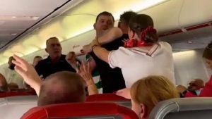 Antalya-Leeds Uçuşunda Kavga! Yolcular Birbirine Saldırdı