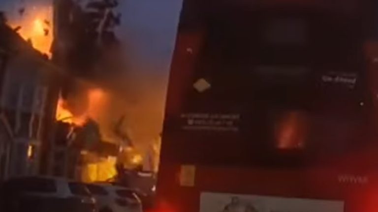 Ilford’da Şiddetli Patlama ve Yangın