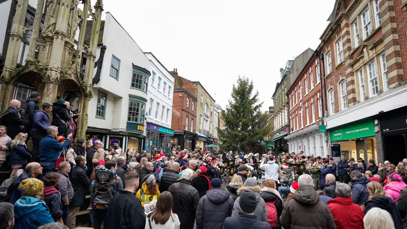 Noel Arifesi Alışverişi İngiltere’de Perakendecilere Can Suyu Oldu