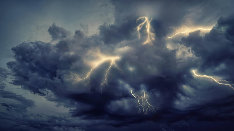 İngiltere’de ‘Darragh Fırtınası’ Nedeniyle Kırmızı Alarm Verildi