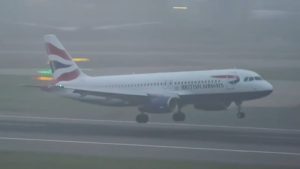 İngiltere’de Sis Nedeniyle Uçuşlar Aksıyor