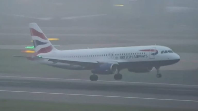 İngiltere’de Sis Nedeniyle Uçuşlar Aksıyor