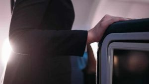 İngiltere’de Kabin Memuru Uçaktan Düşerek Ağır Yaralandı