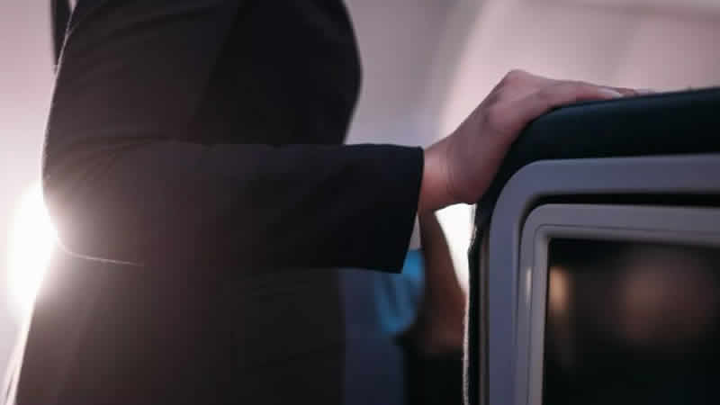 İngiltere’de Kabin Memuru Uçaktan Düşerek Ağır Yaralandı