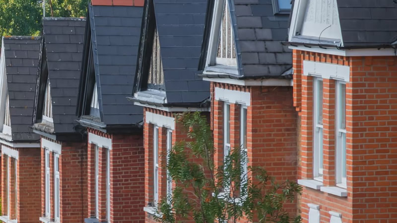 Londra’da Sadiq Khan’ın Uygun Fiyatlı Konut Hedefi Tehlikede