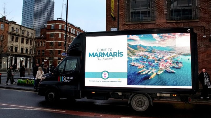 Marmaris’in Tanıtımı İngiltere Sokaklarında: “Come to Marmaris This Summer”
