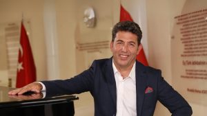 Ünlü Tiyatrocu Emre Kınay Londra’da Emlak Sektörüne Adım Attı