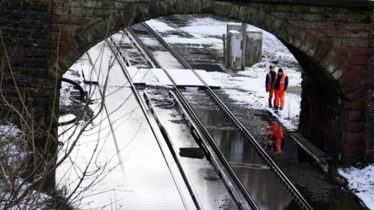 Birleşik Krallık’ta Soğuk Hava Dalgası ve Sel Felaketleri Devam Ediyor