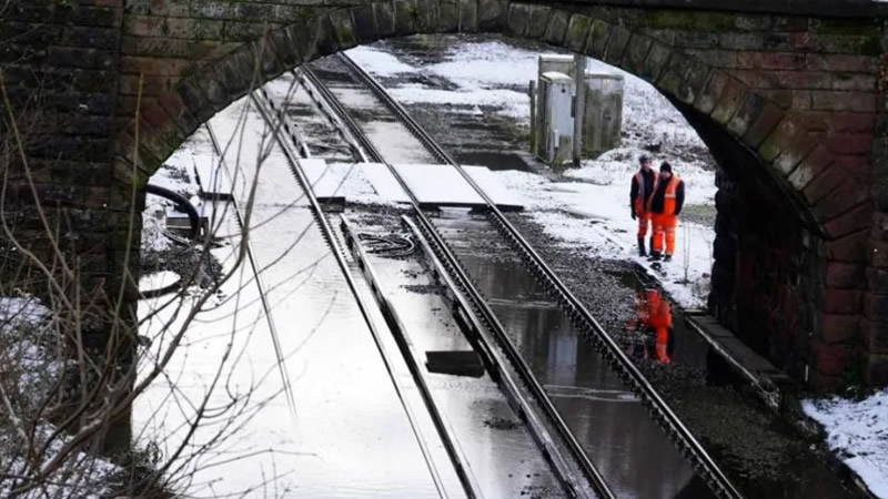 Birleşik Krallık’ta Soğuk Hava Dalgası ve Sel Felaketleri Devam Ediyor