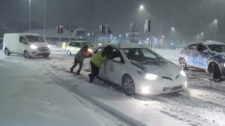İngiltere’de Yoğun Kar Yağışı Nedeniyle Uçuşlar Ertelendi