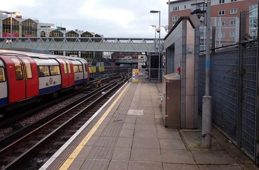 Stratford Metro İstasyonu’nda Feci Kaza: Yaşlı Adam Dört Ayrı Trenin Altında Kaldı
