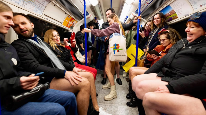 Londra’da ” Pantolonsuz Metro Yolculuğu” Etkinliği Eğlenceli Anlara Sahne Oldu