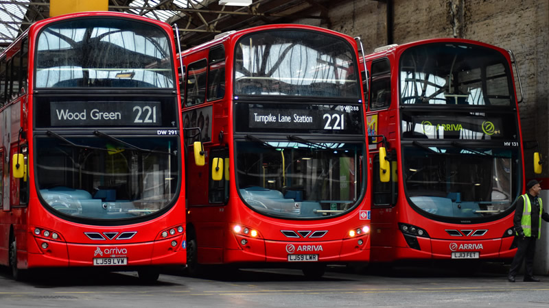 Londra’da Otobüste Dehşet: 14 Yaşındaki Çocuk Hayatını Kaybetti