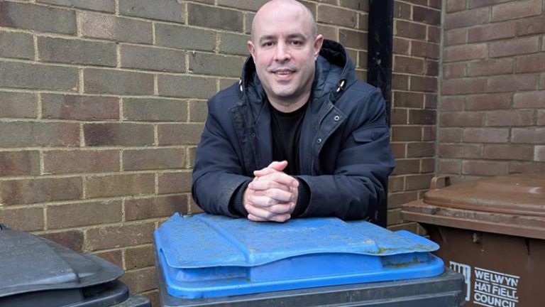 İngiltere’de Çöp Kutusundan Uçan Zarf 500 Sterlinlik Para Cezasına Yol Açtı