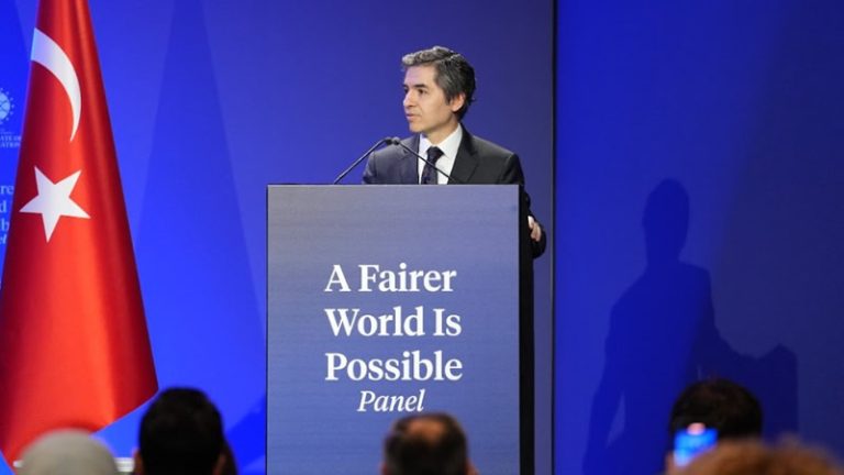 Londra’da “Daha Adil Bir Dünya Mümkün” Başlıklı Panel Düzenledi