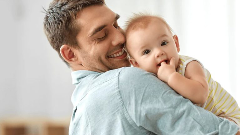 İngiltere Hükümeti Babalık İzni Süresini Artırmayı Planlıyor