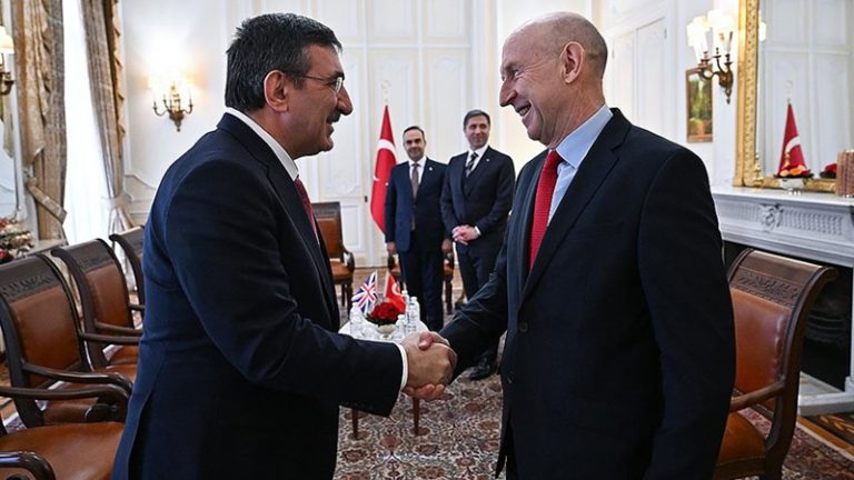 Cumhurbaşkanı Yardımcısı Yılmaz, İngiltere Savunma Bakanı Healey ile Londra’da Görüştü