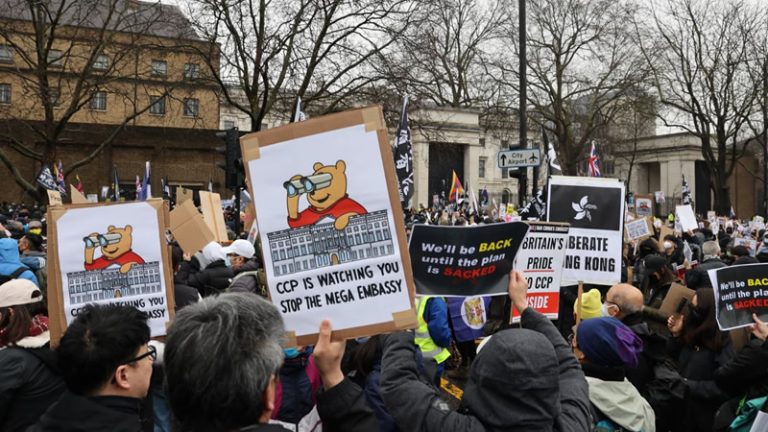 Londra’da Çin’in Mega Büyükelçiliğine Karşı Büyük Protesto