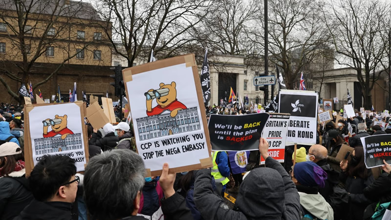 Londra’da Çin’in Mega Büyükelçiliğine Karşı Büyük Protesto