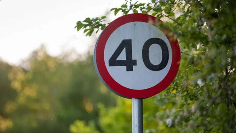 İngiltere’de Okul Otobüsü Kazası: 1 Çocuk Öldü, 21 Yaralı