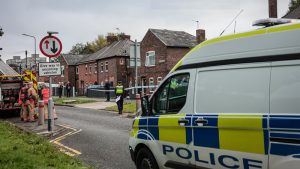 Salford’ta 40 Yaşındaki Kadın ve 8 Yaşındaki Kız Çocuğu Ölü Bulundu